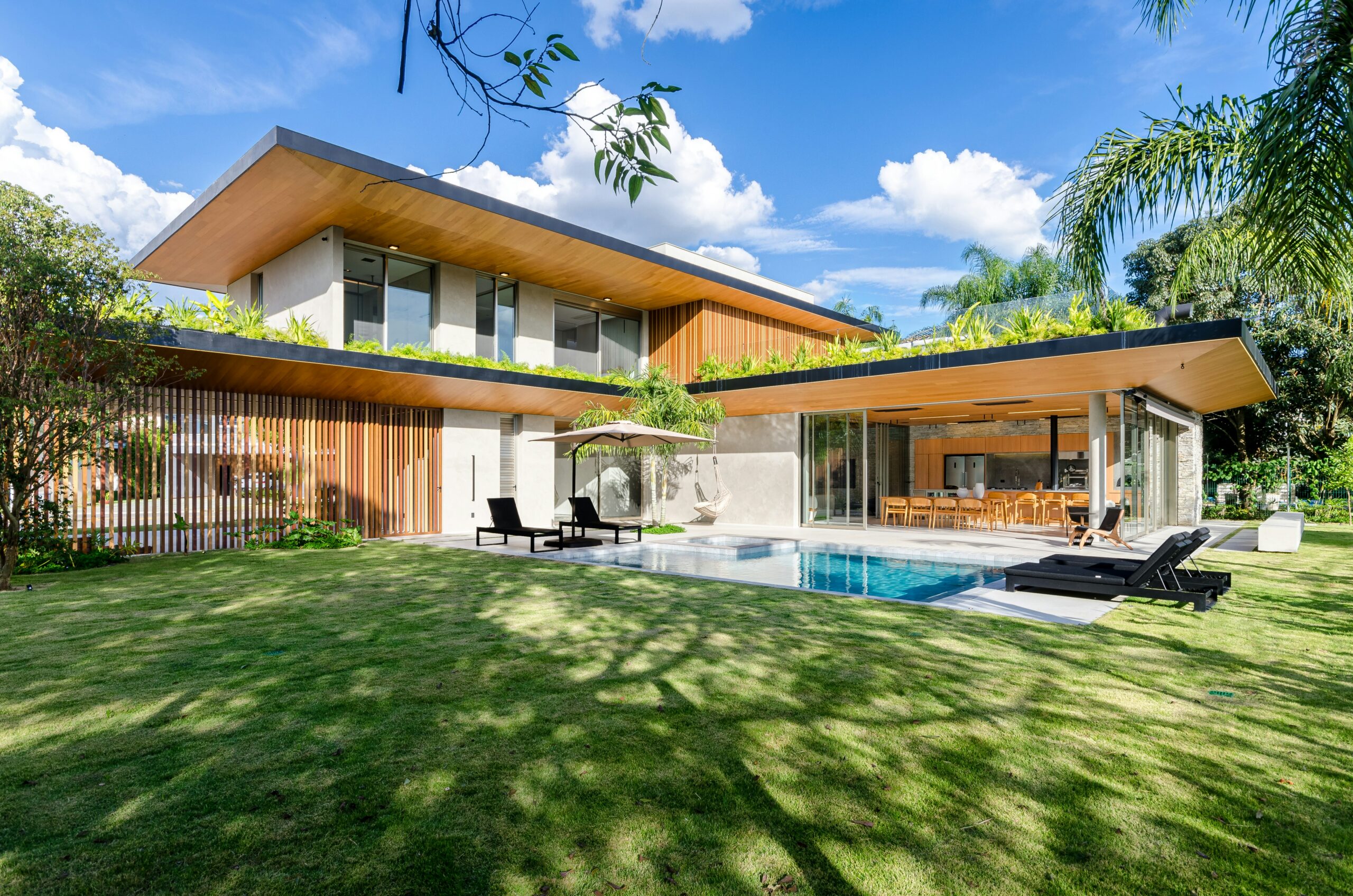 Professional property restoration contractor working on property services in Itasca IL
